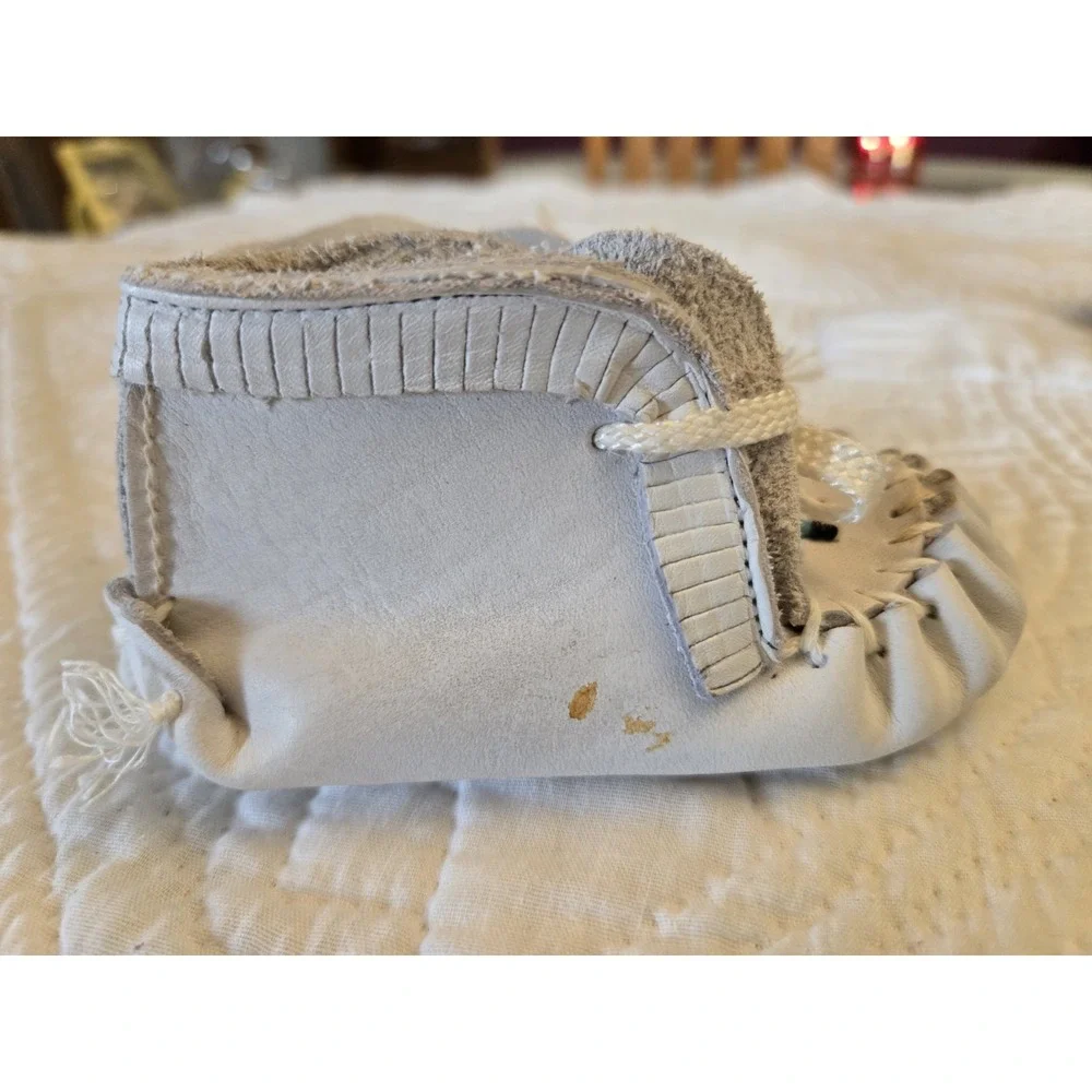 Minnetonka Beaded White Leather Moccasins Infant Size 1 Deer Foot Infant Shoes
